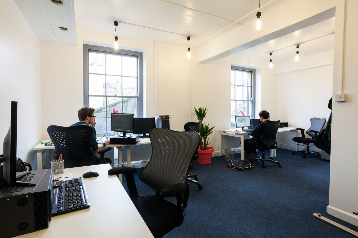 The Pros and Cons of Hot Desking vs. Desk Hoteling